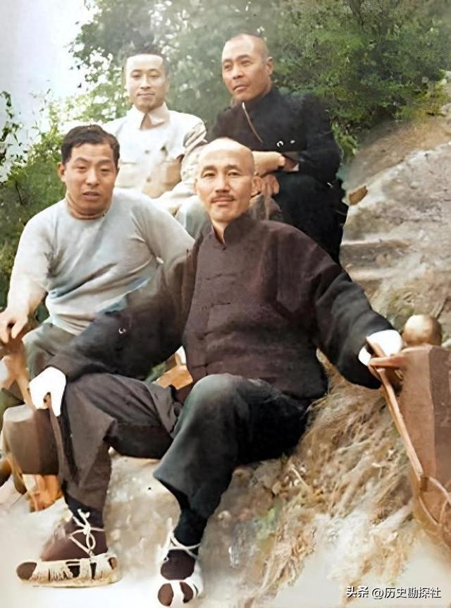 张学良和蒋中正在华山的珍贵合影，注意看两人表情，已貌合神离