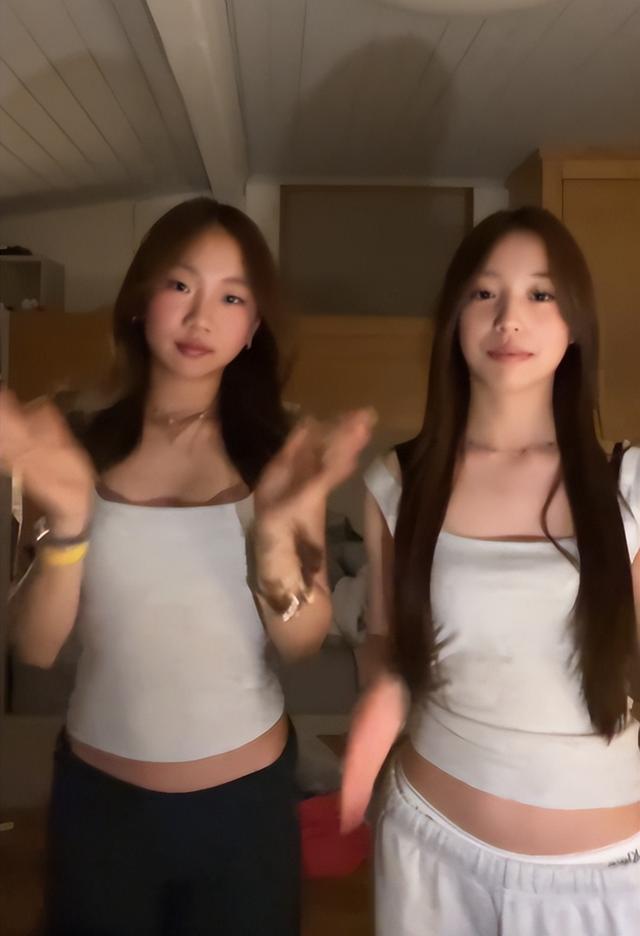 赵薇母女现身北京机场	，15岁女儿一头黄毛，穿搭比50岁妈妈还成熟