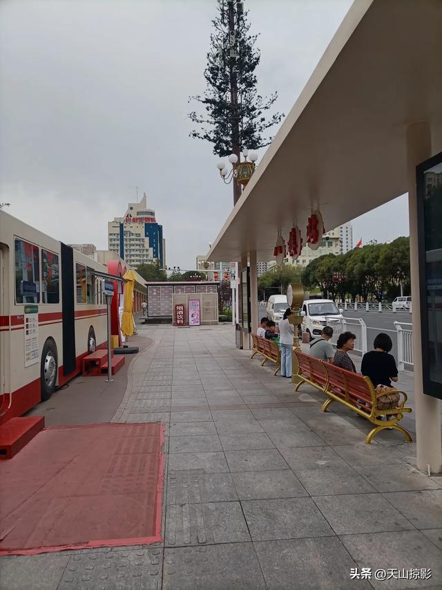 与你重逢，乌鲁木齐八楼2路公交站