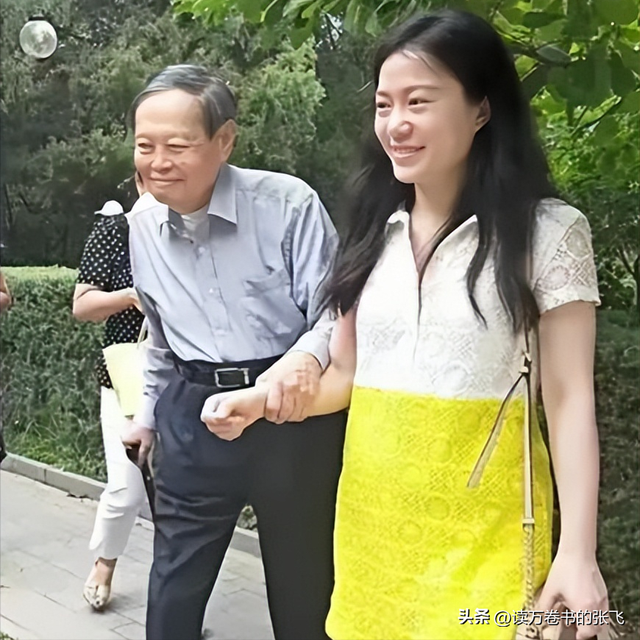 杨振宁走后1个月, 翁帆搬离别墅, 带走34箱东西, 那是她全部的财产