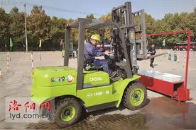 实力圈粉，“东方红”新能源叉车大显身手图片