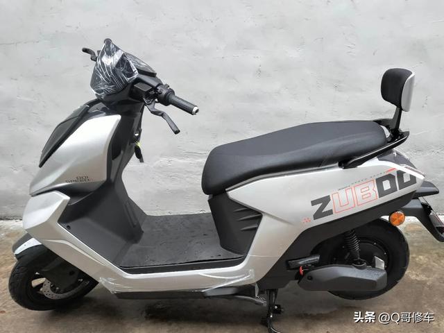 同样是新亮相的电动车，爱玛赤焰和五星钻豹E8，配置有什么不同