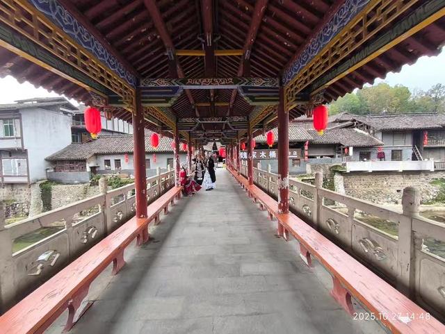 游览汉中市的青木川古镇