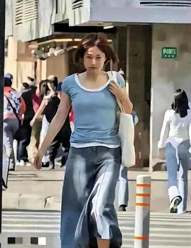 马伊琍亮相上海街道，才50岁看起来像老阿姨 细瞧气质状态依旧在线