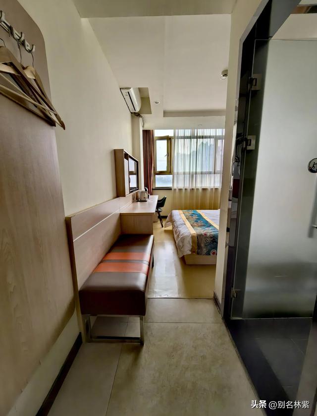 甘肃河西走廊自由行（8），分享嘉峪关交通和住宿，夜市吃了烧烤