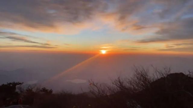 泰山云海 朝晖如画