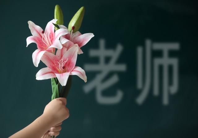 这才是真正的好老师！用一句话让大学生们羞愧反思