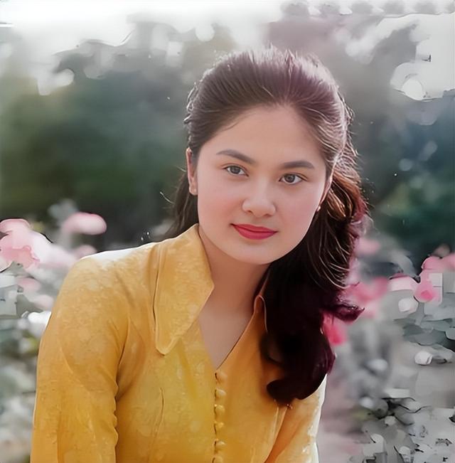 她是天生丽质的美女演员，嫁给军委副主席之子，离婚后成知名画家