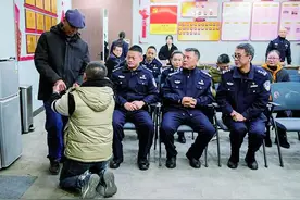 这一跪，43岁男子泪流满满 “现在我终于回家了……”图片