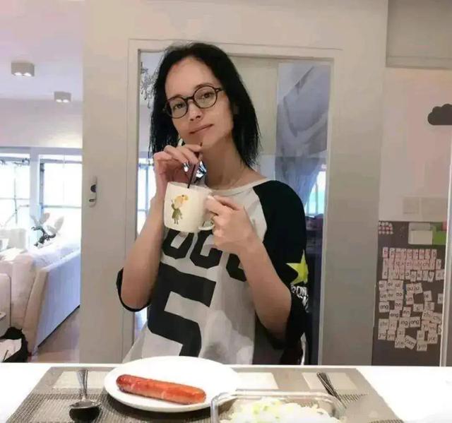 她认干爹，拍风月片，被导演霸王硬上弓，靠山去世后沦为服务员