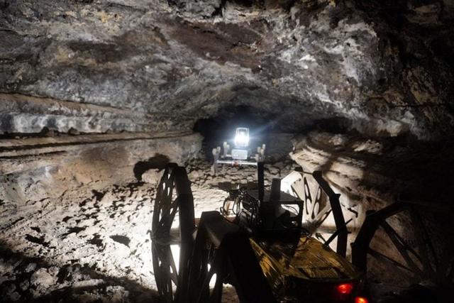 月球下藏着人类新家园，机器人测试成功	，太空移民迈出关键一步