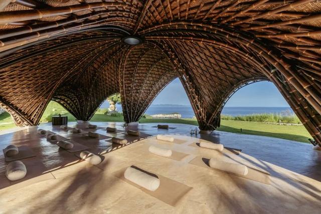 巴厘岛度假村上新！以魔鬼鱼为灵感的竹构建筑漂浮海天之间