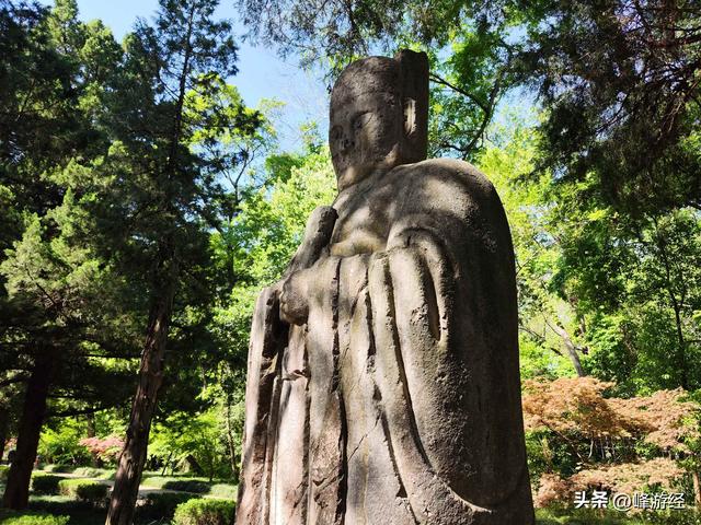 三访明孝陵，地宫藏在石头山下十分坚固，孙仲谋为其守门