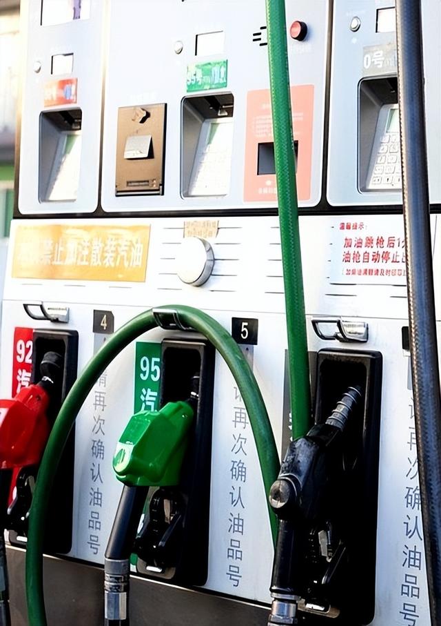 不少人加完油，一脚油门就开走？员工偷着乐：傻子可真不少