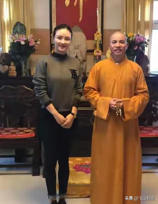 少林寺新方丈刚上任就出状况，网友翻出旧照质疑，这事是咋回事？