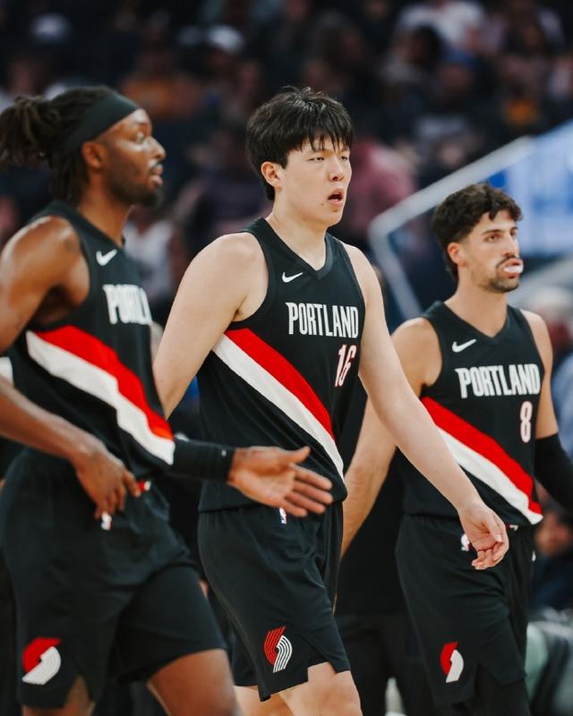 杨瀚森进入开拓者揭幕战大名单！首秀就要对阵NBA顶级内线群