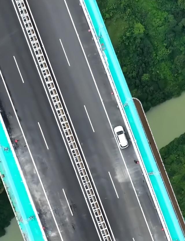 世界第一高桥，在中国诞生！架在625米高空之上