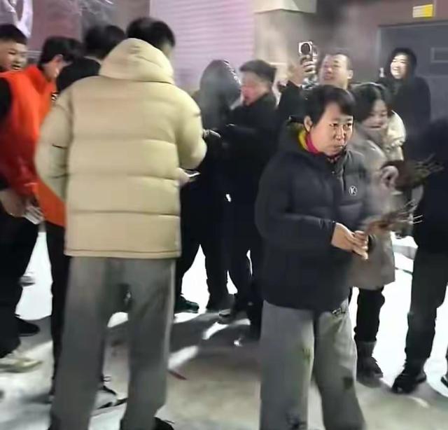 长春大雷烧烤深夜突然关门，老板娘阿月彻底被网友“喷爆”