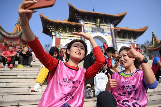 第十二届抱犊寨重阳节登山大赛举行