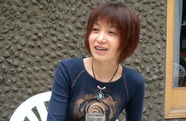 她连上4次春晚，和恩师同居怀孕，被骗流产，57岁依然无人敢娶