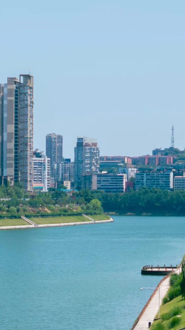 不敢想象周一的午后，走在沱江旁吹风有多舒服~