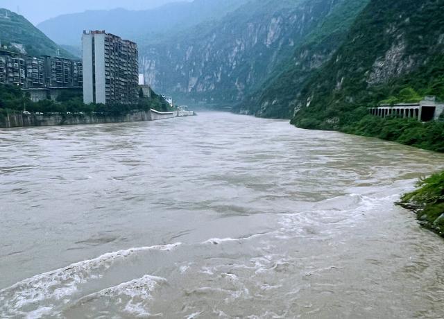 离开城市的喧闹，小城峨边的惊喜（大渡河的波涛）