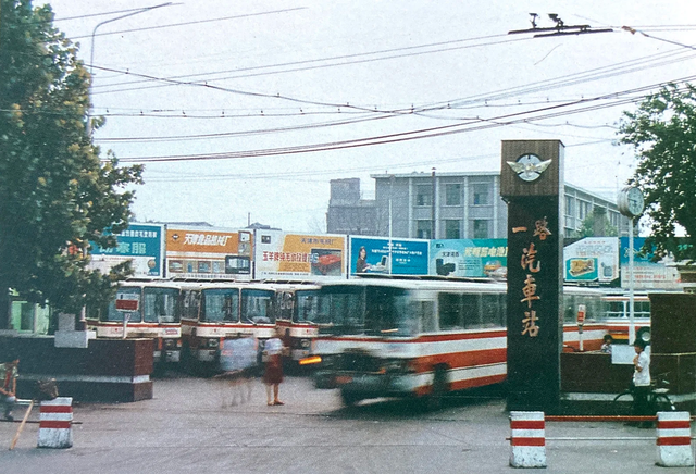 这里是1988年的天津，蜿蜒的海河横穿市区