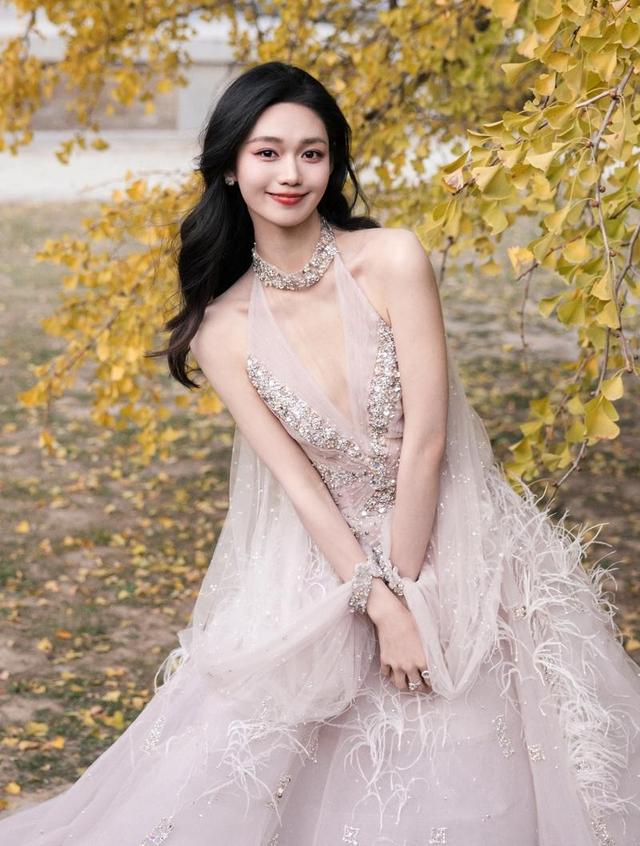 00 后段奥娟凭处女作入围金鸡奖最佳女主角，颜值出众惹人爱