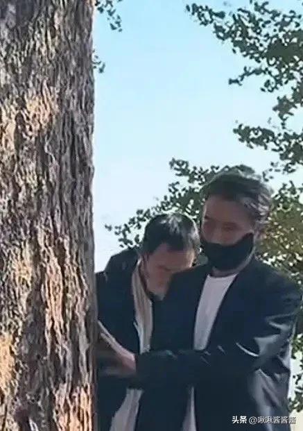 辛柏青终于露面了！和李乃文一起现身大孤山，17岁女儿像朱媛媛