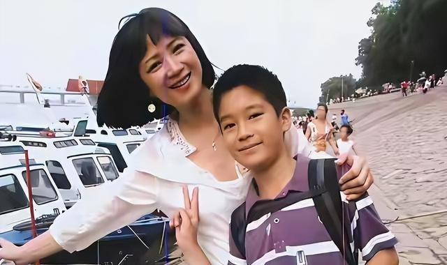 原来他是许亚军长子	，神似前妻何晴，如今名校毕业已成父亲的骄傲