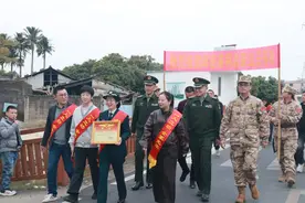 立功喜报送到家，喜庆春节更添“喜”——广东省普宁市人武部组织开展送喜报进家门活动图片