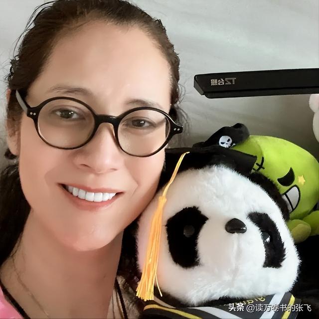 她认干爹，拍风月片，被导演霸王硬上弓，靠山去世后沦为服务员