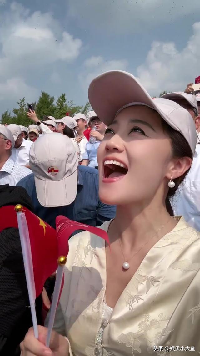 王小玮受邀现场观礼九三阅兵，穿中式套裙戴珍珠耳环美得耀眼
