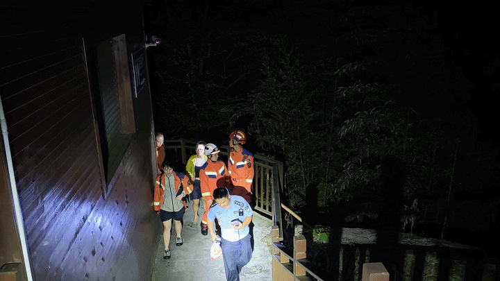 “驴友”组队景区徒步迷路 消防深夜3小时成功营救