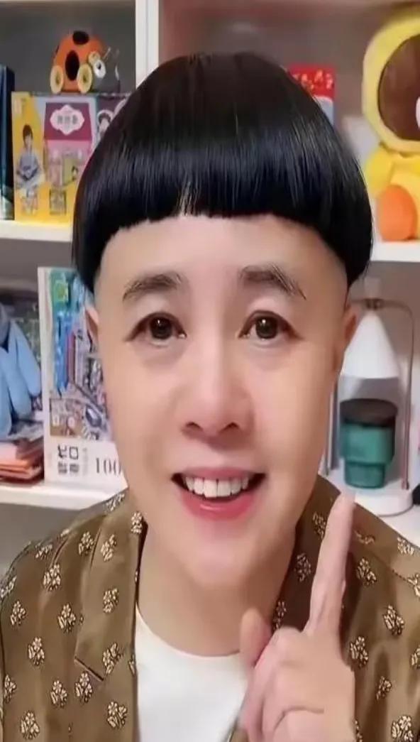 金龟子把几十年锅盖头发型换了，变成女人味十足的黄短发