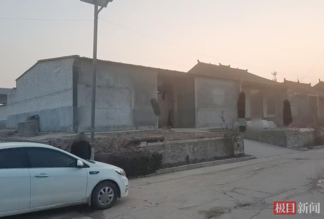 45岁女子被女邻居砍伤身亡，两人是堂姐妹，嫌犯父亲：女儿曾因精神问题去过医院，发病时打过母亲