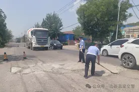 交城：坑洼道路“小修补” 铺就民生“顺心路”图片