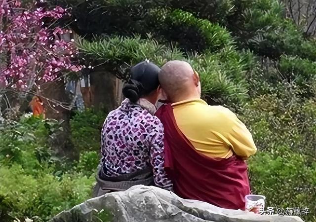 揭秘尼姑庵真相，表面佛门实则妓院，穿黑丝戴假发，香客人来人往