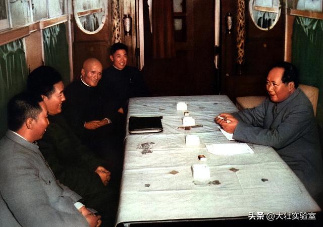 华国锋夫人韩芝俊有多美？1961年全家在长沙留影，30岁她端庄贤惠