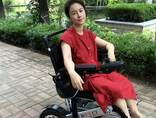 放弃主持事业，嫁大15岁“软饭男”	，如今才明白她的选择有多明智