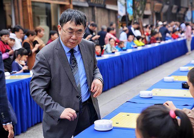 聂卫平告别仪式：大儿子手捧遗像	，3个子女都到齐，众人含泪悼念