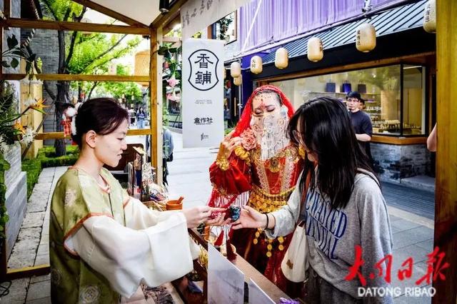 各种沉浸式演艺，大同的夏夜人潮涌动