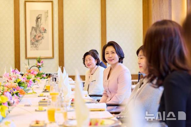 韩国第一夫人在北京钓鱼台美翻！穿粉色小套装身材太好，不像59岁