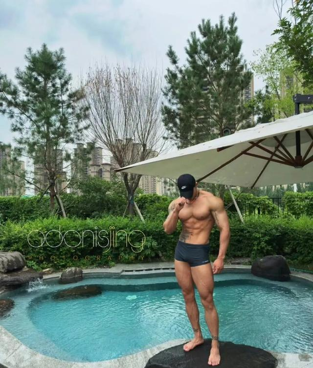 身高187的健身肌肉男网红	，野外写真秀身材颜值，简直绝绝子