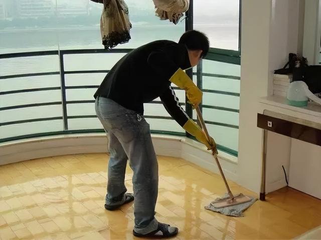 家中惊现不速之客，消防员“一招制蝠”