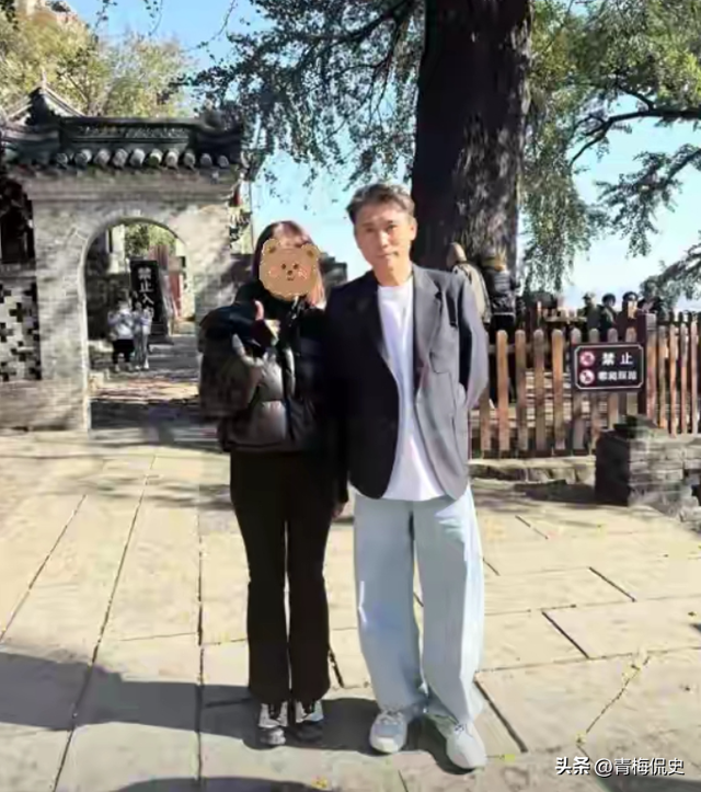 辛柏青带17岁女儿寺庙祈福！父女俩一直牵着手，李乃文也陪在身边