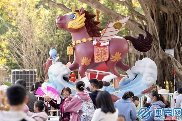 六匹骏马聚首古城！泉州古城马年IP“东·守守”压轴亮相