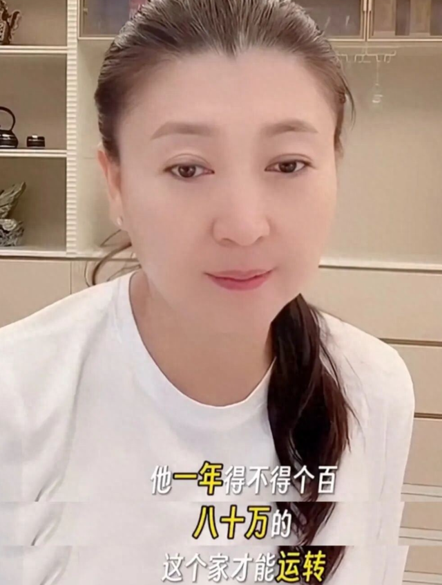 一顿饭11个菜，客厅大得能打球	，哭穷的闫学晶害惨“啃老”的儿子