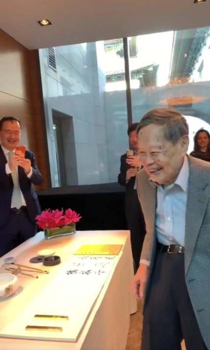没想到	，杨振宁去世后，49岁妻子翁帆，竟因一个动作实现口碑暴涨