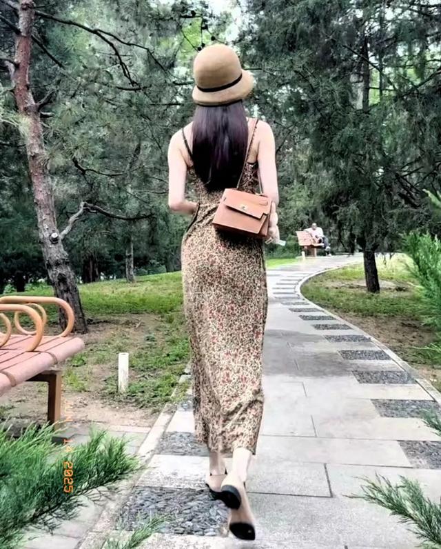 宋轶在公园被偶遇，这臀腰比真的绝了，比电视上见到的都要美！ ​